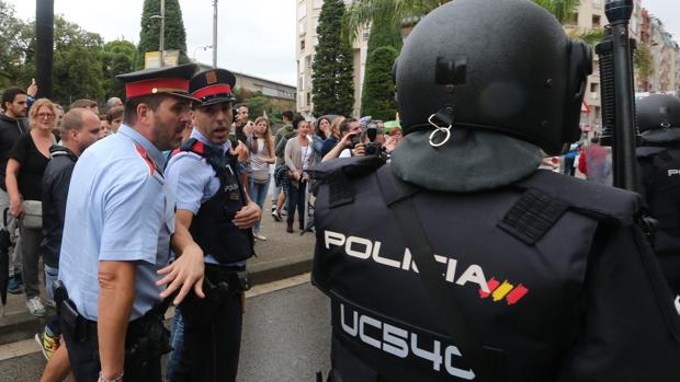 Los Mossos d'Esquadra y la UIP en L'Hospitalet de Llobregat el pasado 1 de octubre