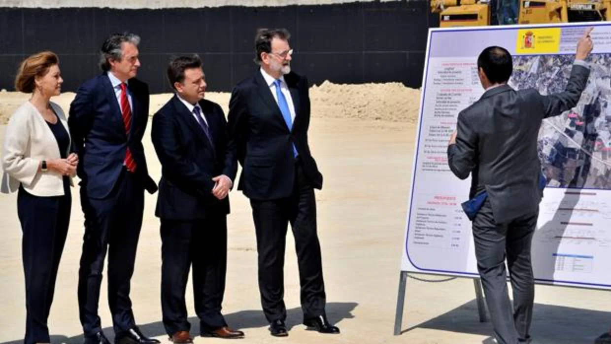 El presidente Rajoy, con Cospedal, Gómez de la Serna y Manuel Serrano, visitando la carretera
