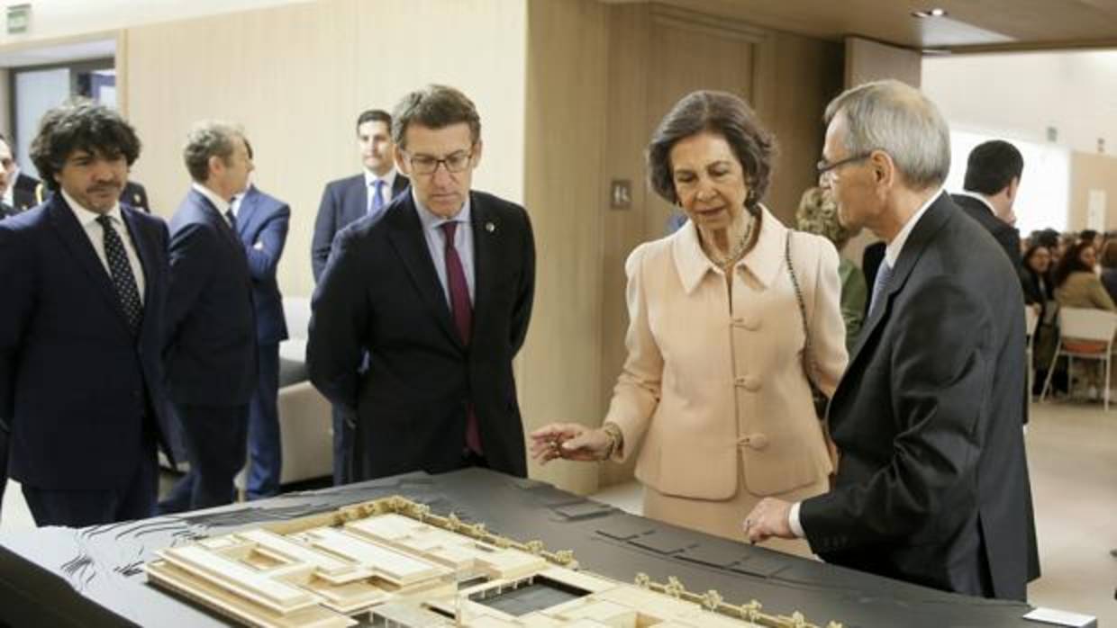 La Reina Doña Sofía y el presidente de la Xunta, con responsables de la institución