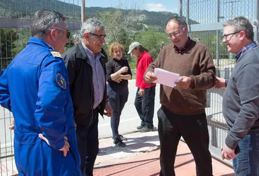 El diputado Lloret en la visita con alcaldes a los terrenos para las helisuperficies
