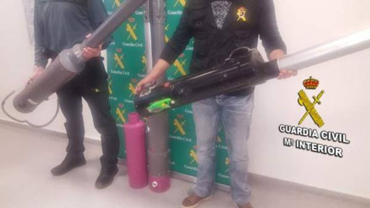 Imagen de los artefactos en una imagen distribuida por la Guardia Civil