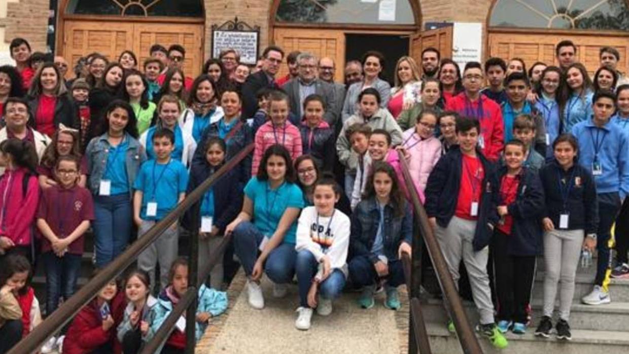 Felpeto con jóvenes participantes en el XIII Encuentro de Escuelas de Folclore de Castilla-La Mancha