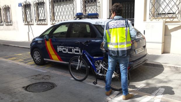 Detenido un hombre por robar a mujeres mayores dándoles tirones desde su bicicleta