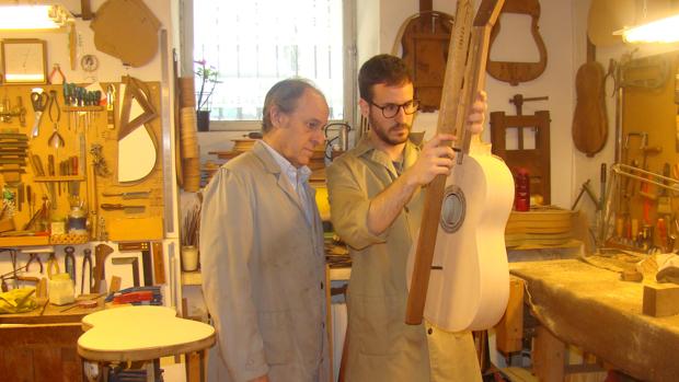 Felipe Conde (izquierda) y su hijo Felipe construyen una guitarra en el taller