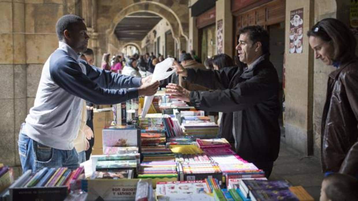 Celebración del día del libro en la Plaza Mayor de Salamanca