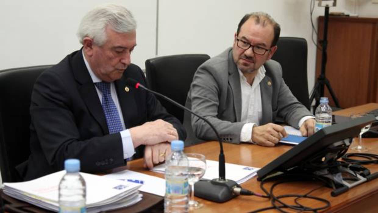 Juan Viaño y Antonio López durante un debate electoral