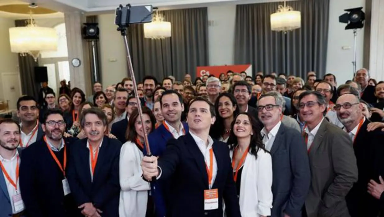 Albert Rivera se fotografía con los comités autonómicos de su partido