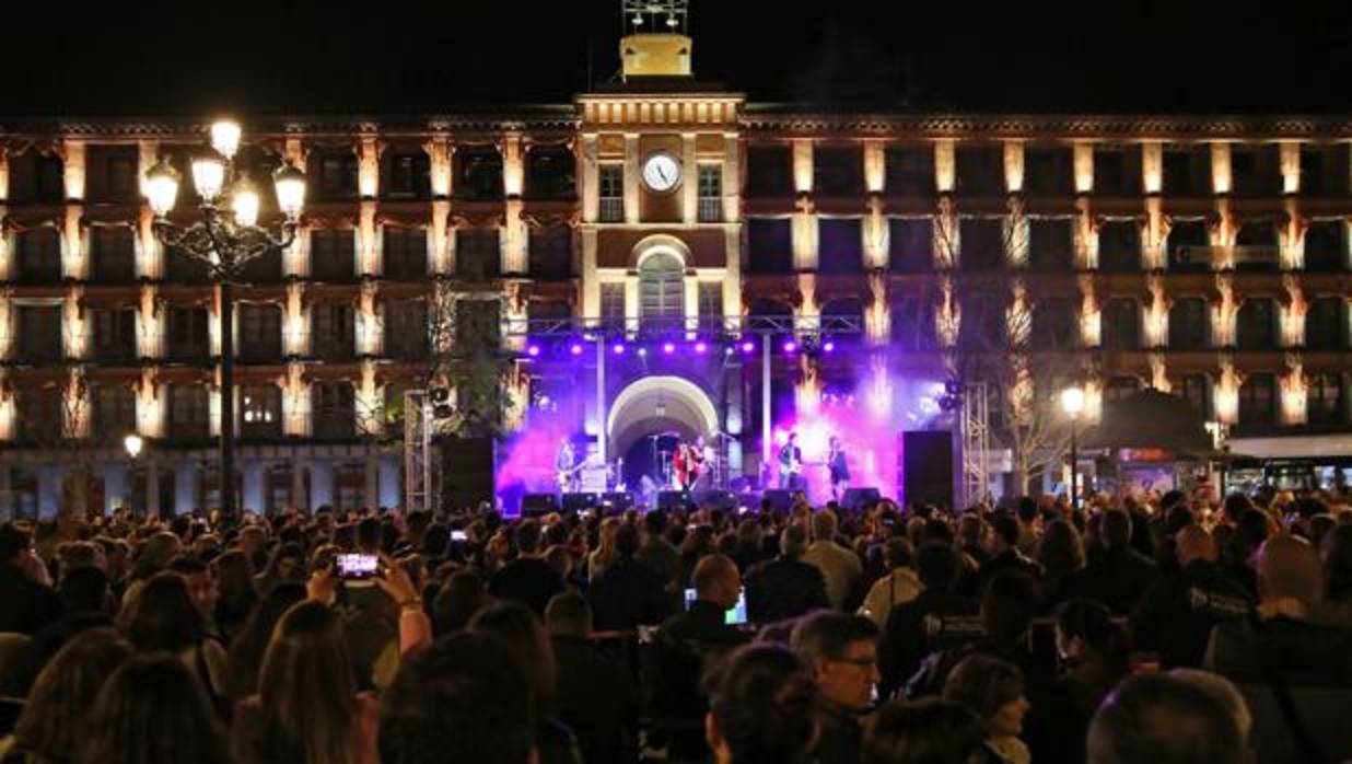 La plaza de Zocodover registró un lleno absoluto durante el concierto del sábado por la noche