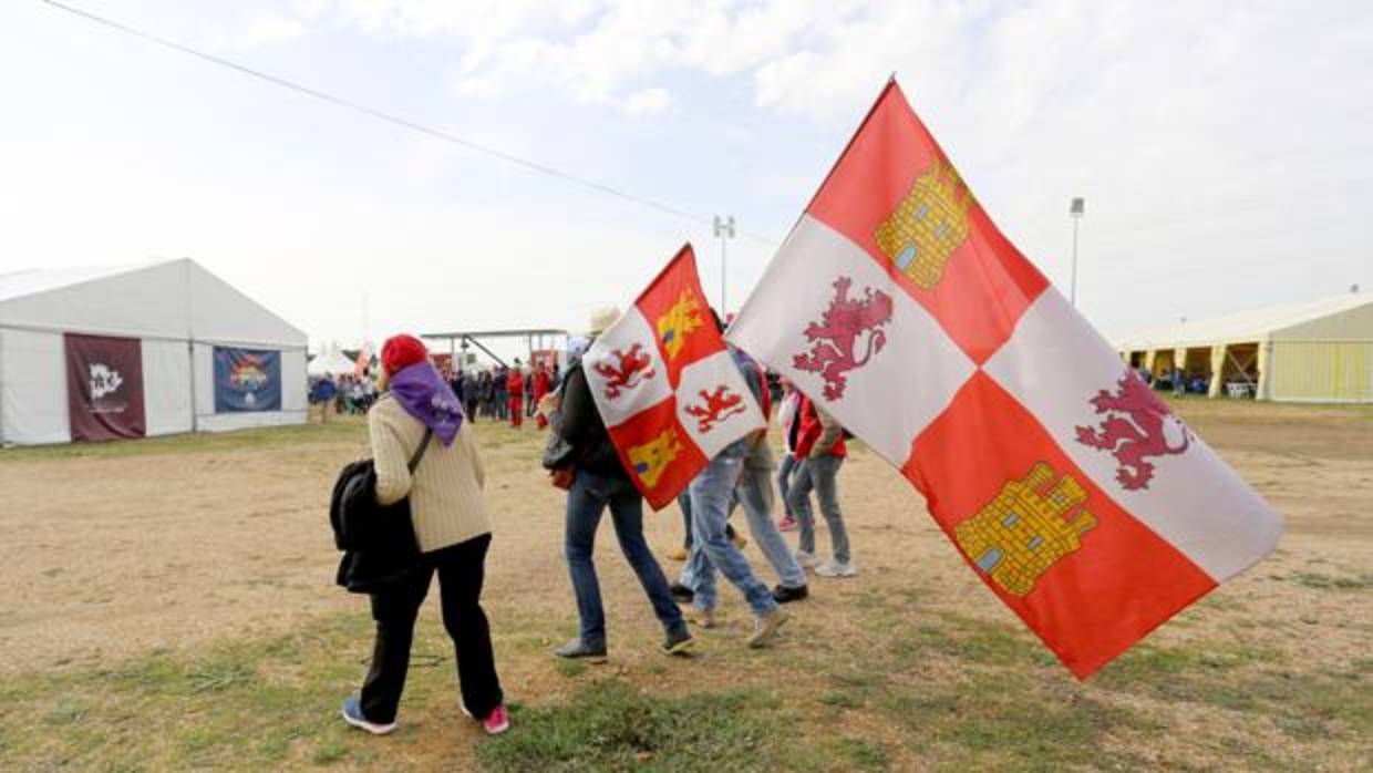 Alrededor de 16.000 personas celebran el Día de Castilla y León en la campa de Villalar