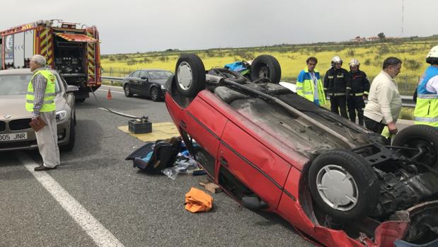 Accidente múltiple en Griñón: pierde tres dedos al volcar su coche y quedar atrapado