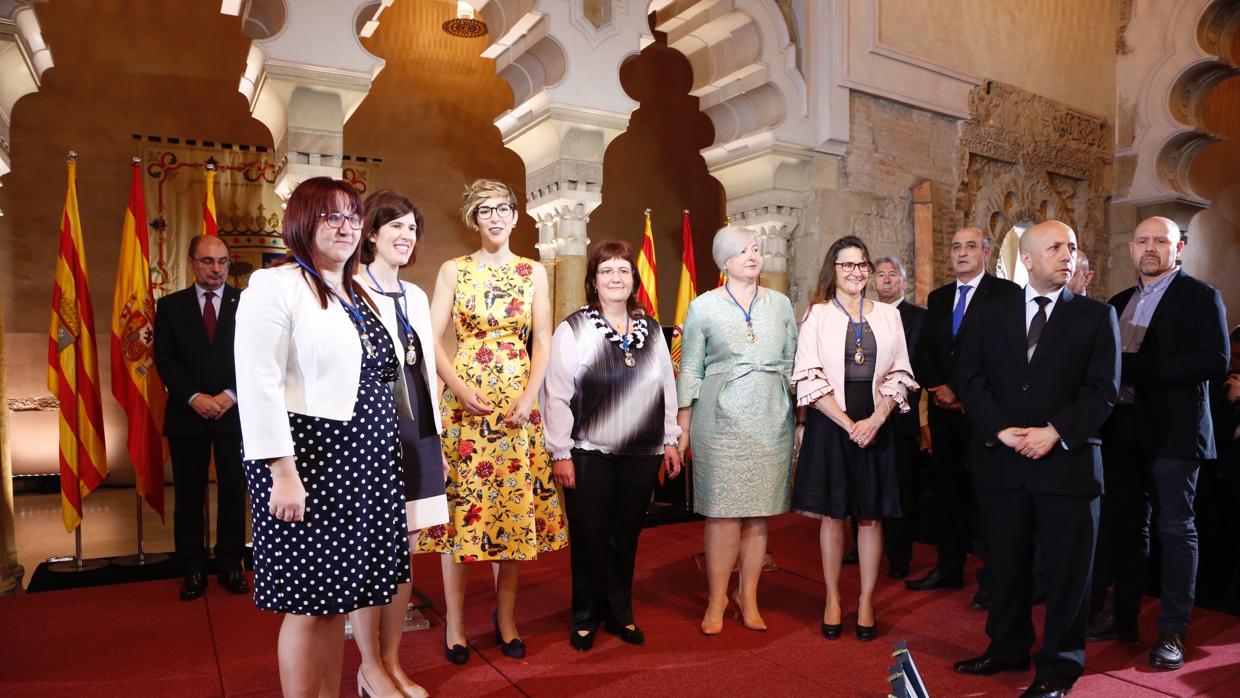 La presidenta de las Cortes de Aragón, Violeta Barba (tercera por la izquierda), junto a científicas galardonadas con motivo del Día de Aragón