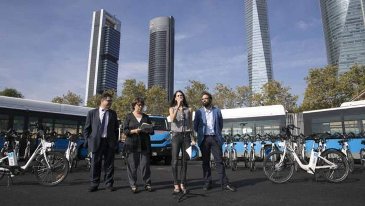 De izquierda a derecha, el CEO de Bonopark, Ramón Perurena; Sabanés; Maestre y Fernández Heredia, gerente de la EMT, en el acto de presentación de la compra de Bicimad, el 26 de septiembre de 2016