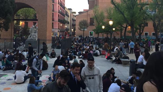 «Botellódromo» sin control en la plaza del Dos de Mayo