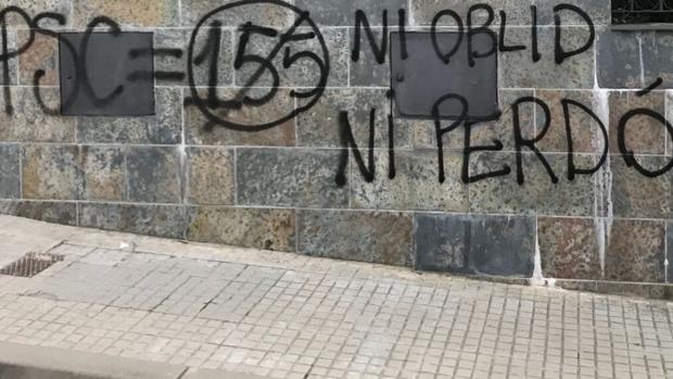 Una de las pintadas, que señala «PSC=155. Ni olvido ni perdón»