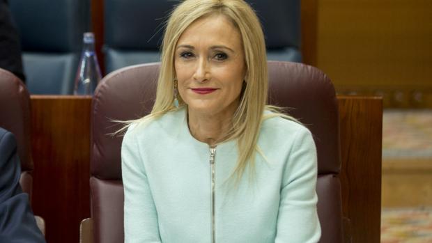 Cifuentes cumplirá «hasta el final»: piensa entregar los premios de la Comunidad el 2 de mayo