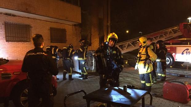 Una persona grave y tres leves en el incendio de un edificio en San Blas