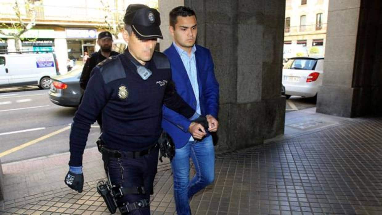 El acusado de matar a su padre en julio de 2016 a su llegada a la Audiencia de Salamanca