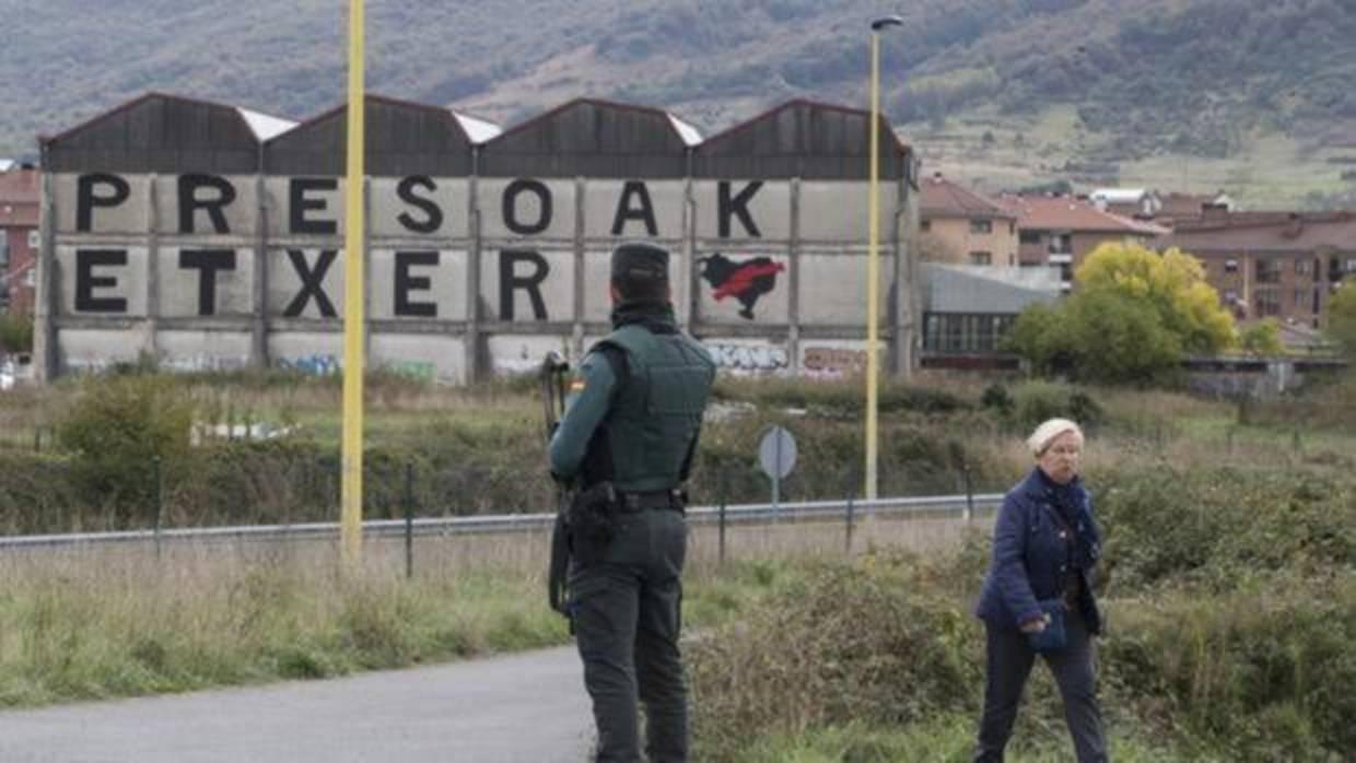 Un guardia civil patrulla una carretera en Alsasua en una imagen de archivo