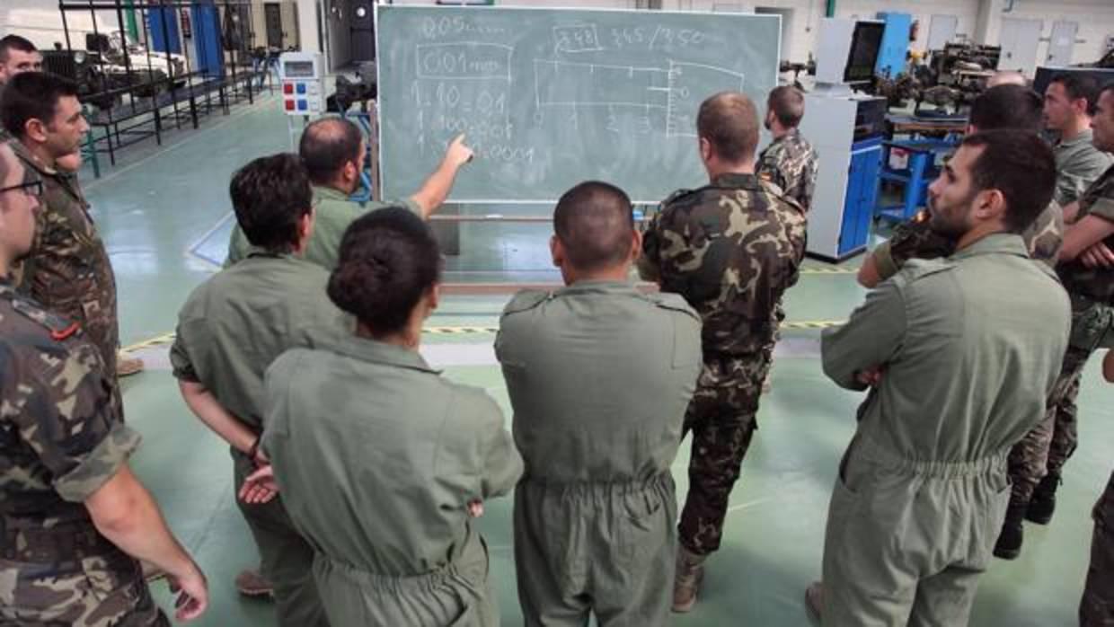 Militares durante una clase de especailización en la Academia de Logística de Calatayud