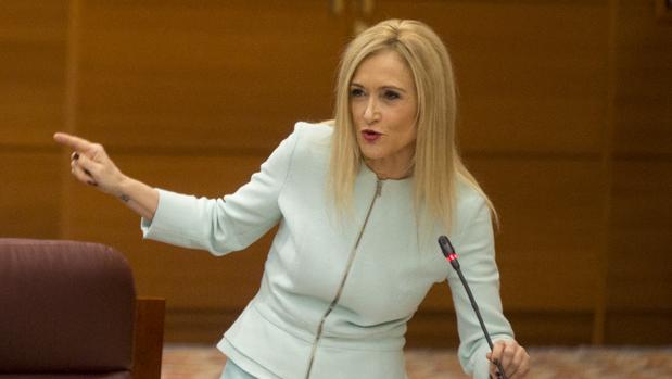 Cifuentes informa por WhatsApp a sus diputados de que quiere seguir como presidenta del PP de Madrid