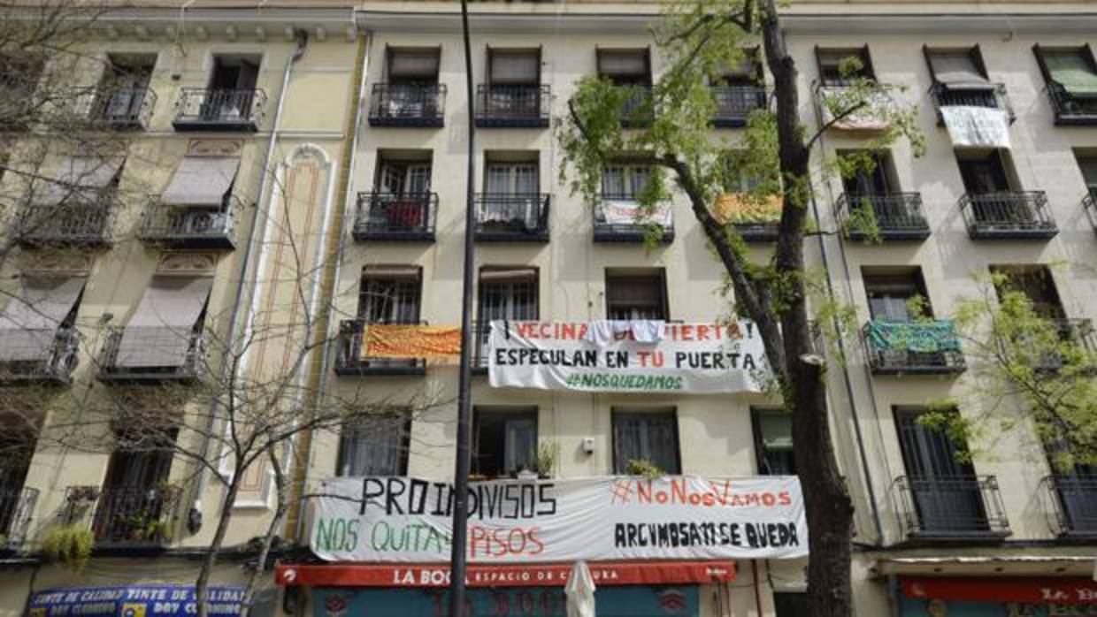 Fachada del edificio en la calle de Argumosa, 11, en Lavapiés, con pancartas que rezan «No nos vamos»