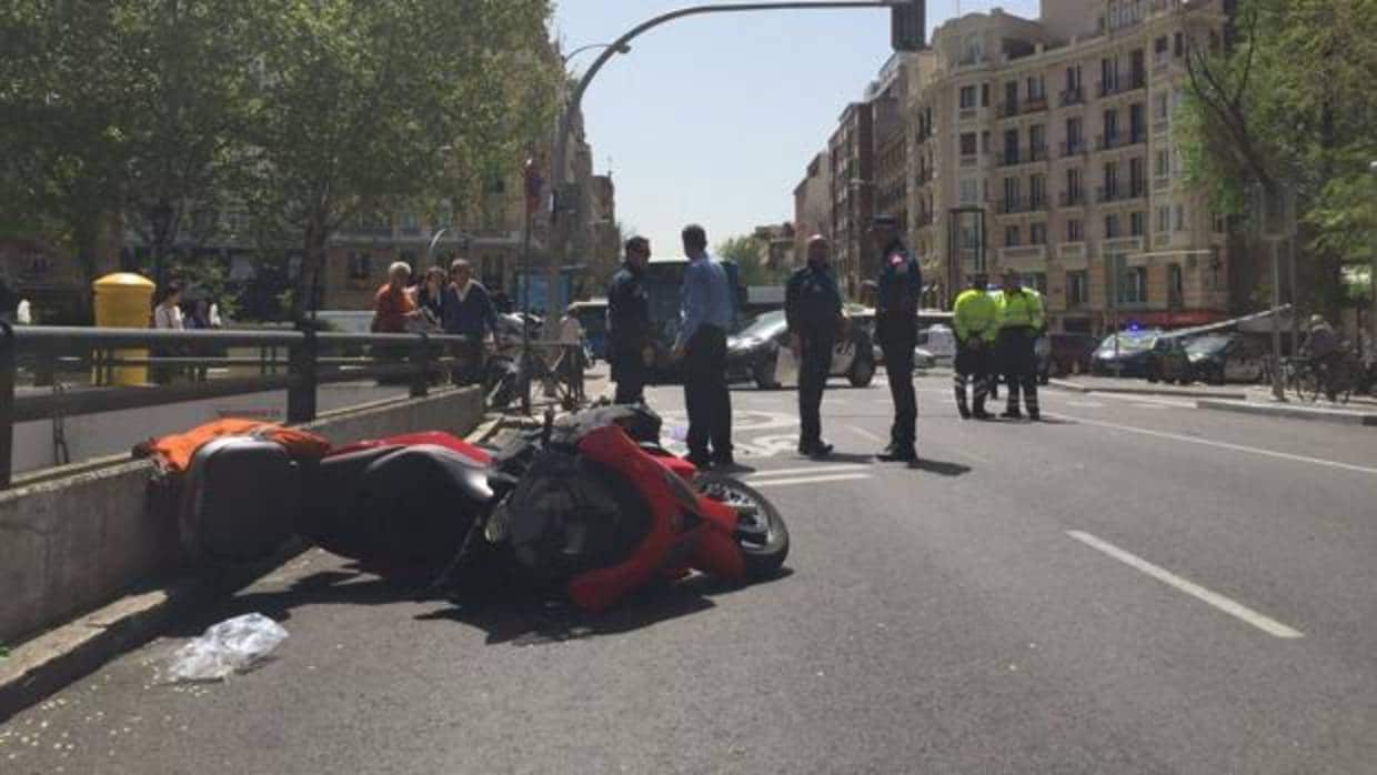 Accidente en cadena: una moto arrolla a una pareja de ancianos tras ser embestida por un coche