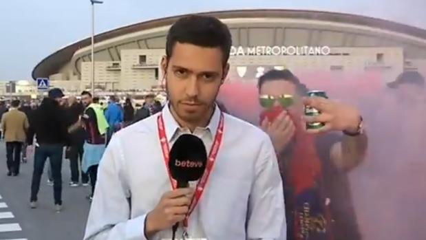 El humillante ataque de ultras del Barcelona a un periodista a las puertas del Wanda