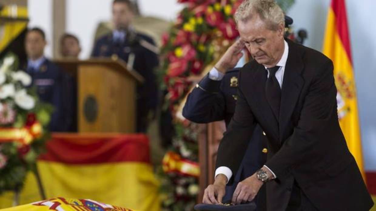 Pedro Morenés impone a título póstumo la Cruz del Mérito Aeronáutico con distintivo amarillo a los cuatro militares del Ejército del Aire fallecidos en marzo de 2014