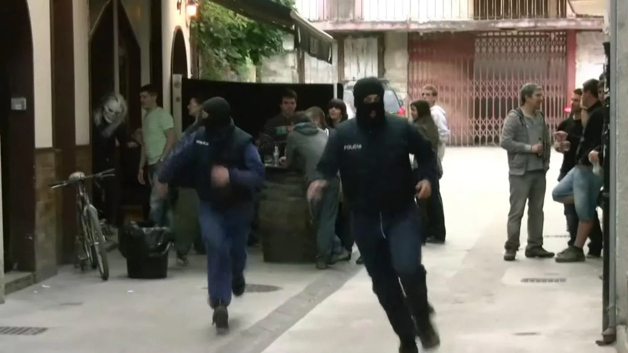 Fotograma del vídeo en el que expulsan a dos agentes
