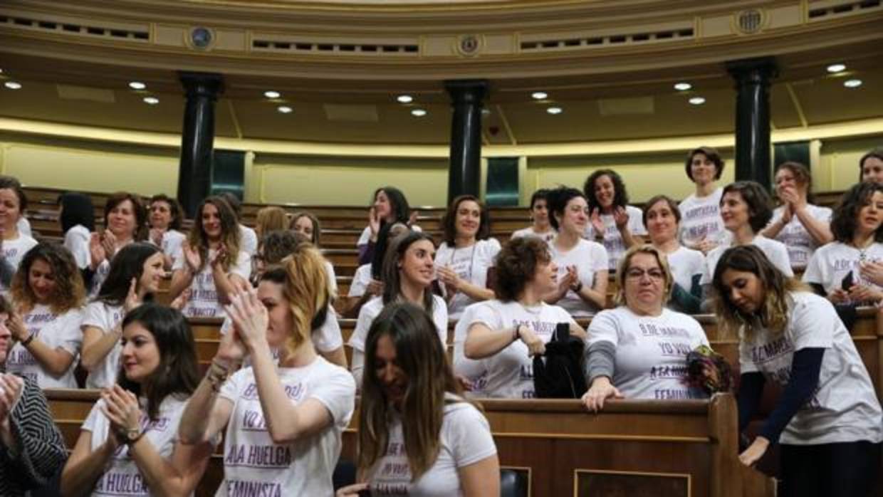 Las diputadas y trabajadoras de Unidos Podemos durante un acto en el Congreso por la huelga feminista