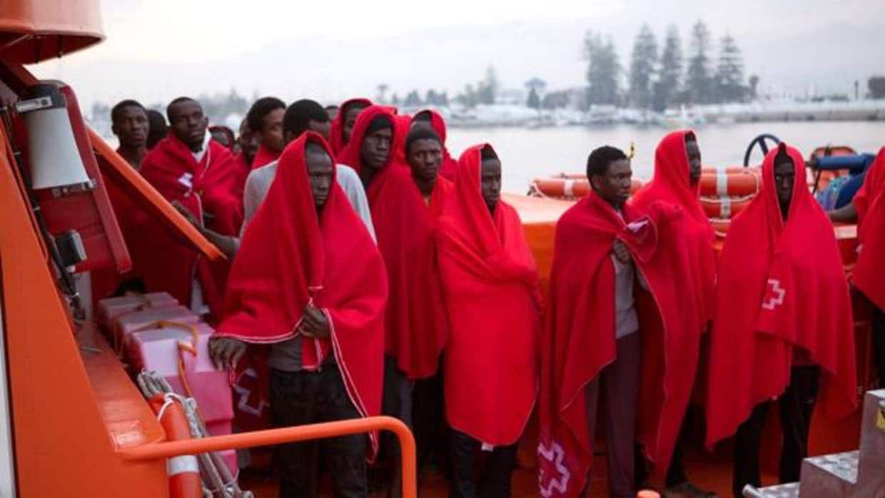 Los inmigrantes que han sido rescatados de una patera por efectivos de Salvamento Marítimo