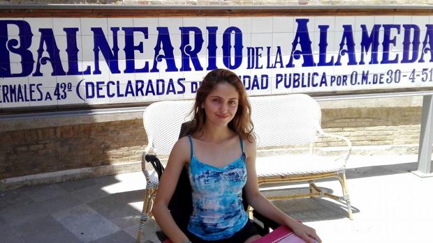 La Generalitat concede un profesor en casa a Lucía, la joven con una enfermedad rara que le impide moverse