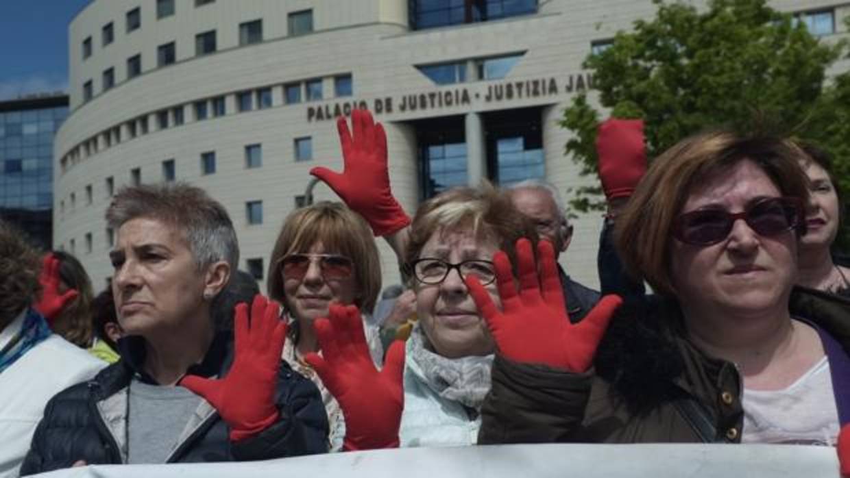 Concentración a las puertas del Palacio de Justicia de Navarra