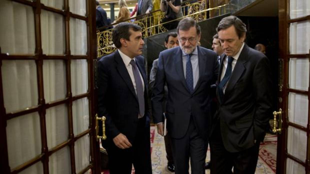 Mariano Rajoy, entre Jose Luis Ayllón y Rafael Hernando, en el Congreso