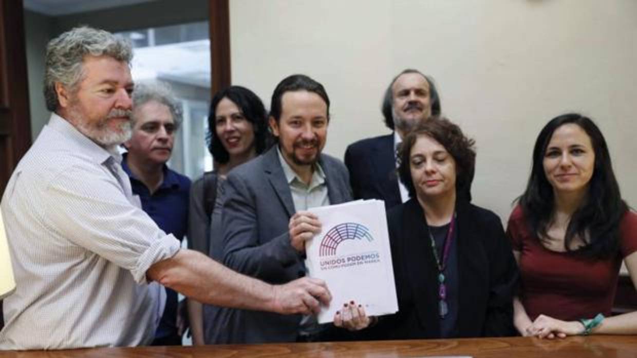 Pablo Iglesias y representantes de Unidos Podemos este viernes en el Registro del Congreso de los Diputados