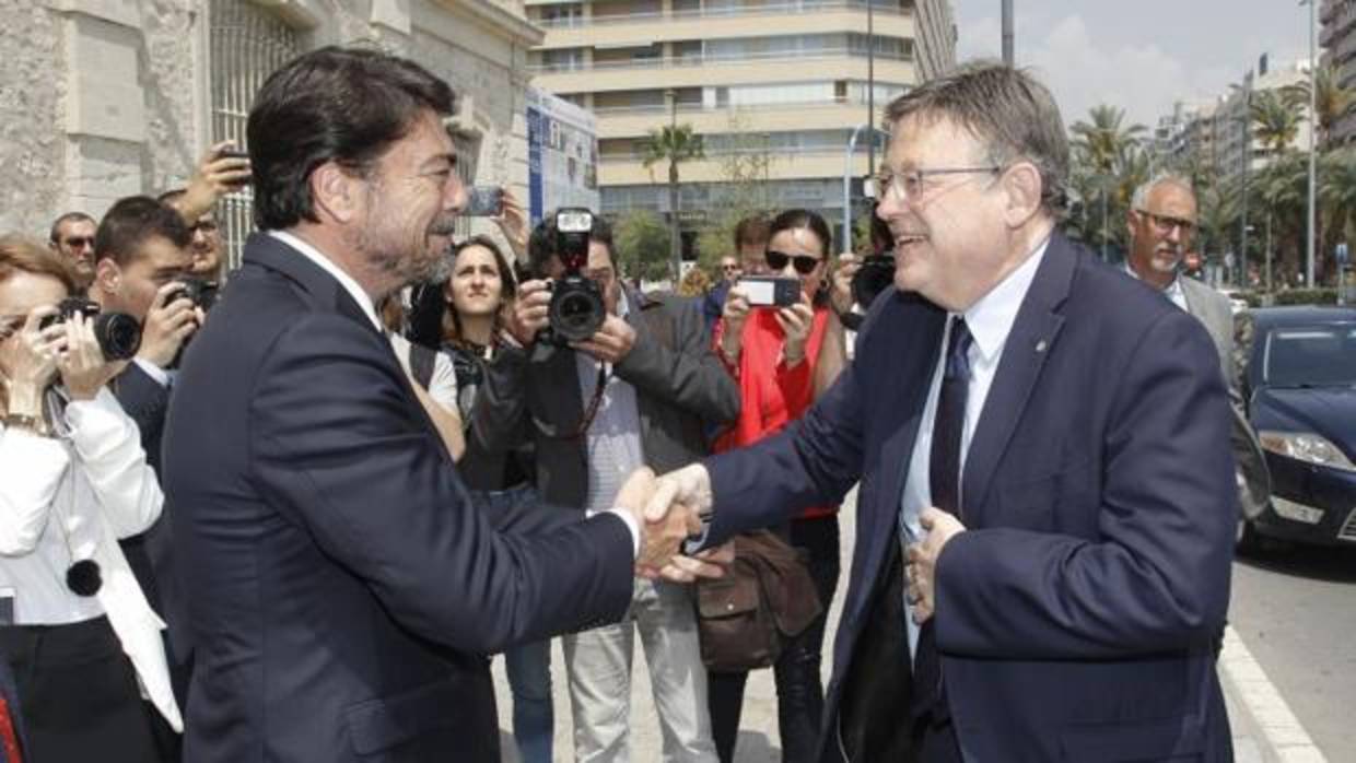 Puig saludaando al alcalde de Alicante, Luis Barcala