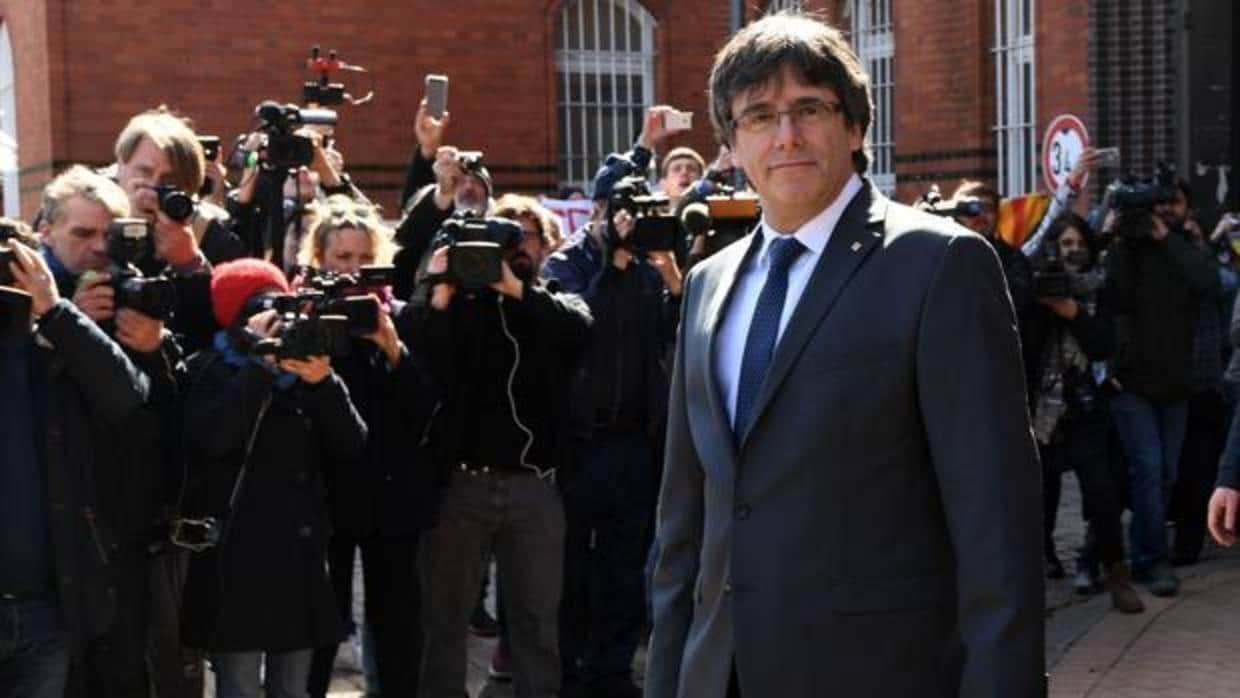 Carles Puigdemont en la salida de la cárcel de Alemania