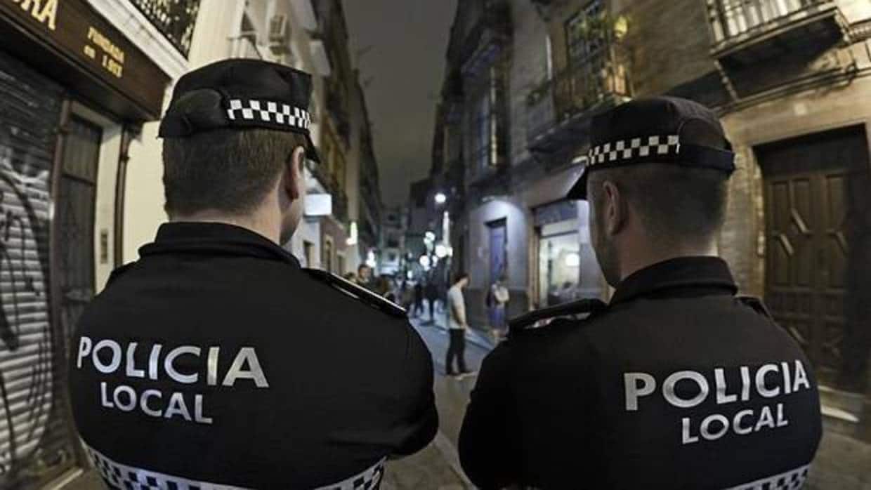 Imagen de archivo de dos agentes de la Policía Local de Valencia