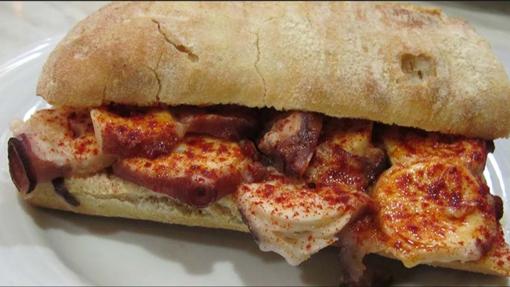 La novedad del restaurante son los bocadillos de pulpo a la gallega