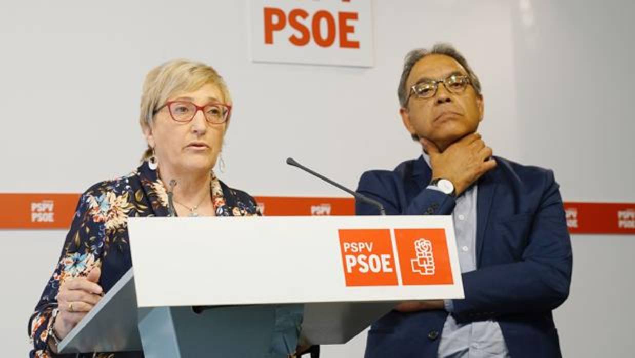 Ana Barceló y Manolo Mata, ayer durante la rueda de prensa de presentación del informe