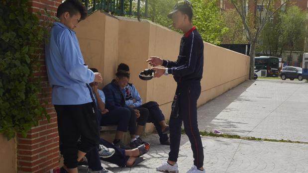 Los «niños del disolvente» aterrorizan a Hortaleza: colocones, atracos, cuchillos y violencia gratuita