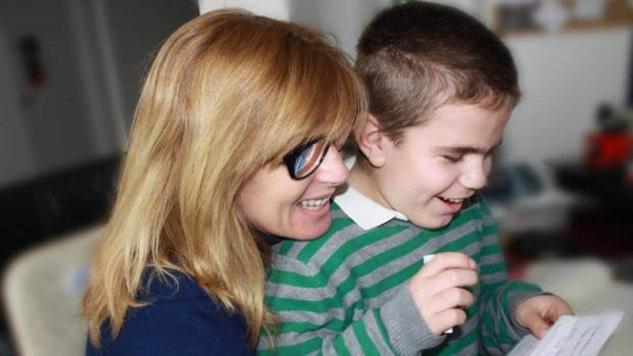 Belén Zafra con su hijo Pol, que padece el Síndrome de Sanfilippo