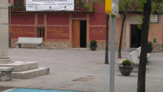 Aparecen pintadas ofensivas contra el alcalde en Burguillos