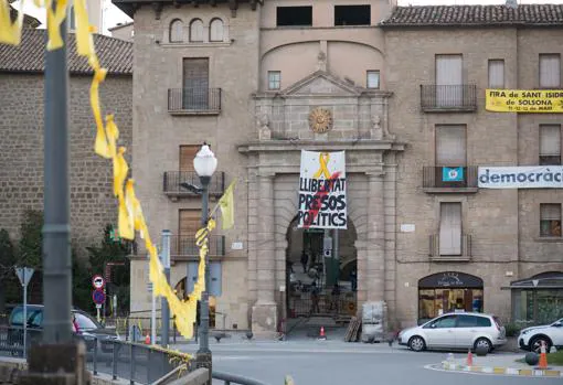 Un cuartel en Solsona (Lérida) reclama la libertad de los exconsejeros catalanes en prisión