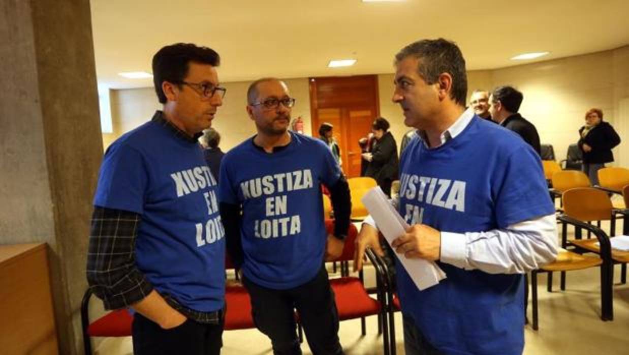 Representantes de organizaciones sindicales críticas con la propuesta de la Xunta, ayer en Santiago