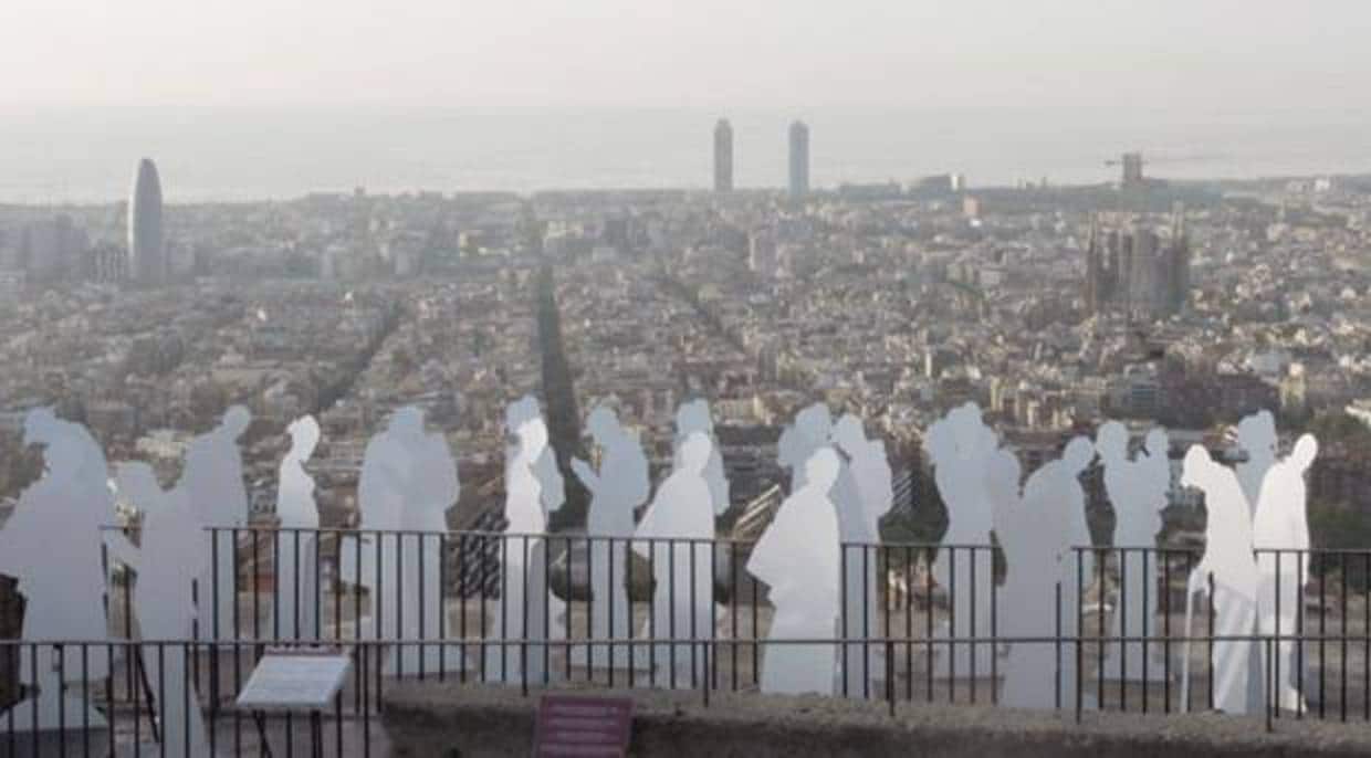 Imagen de las silueta instalas por Cáritas en Barcelona