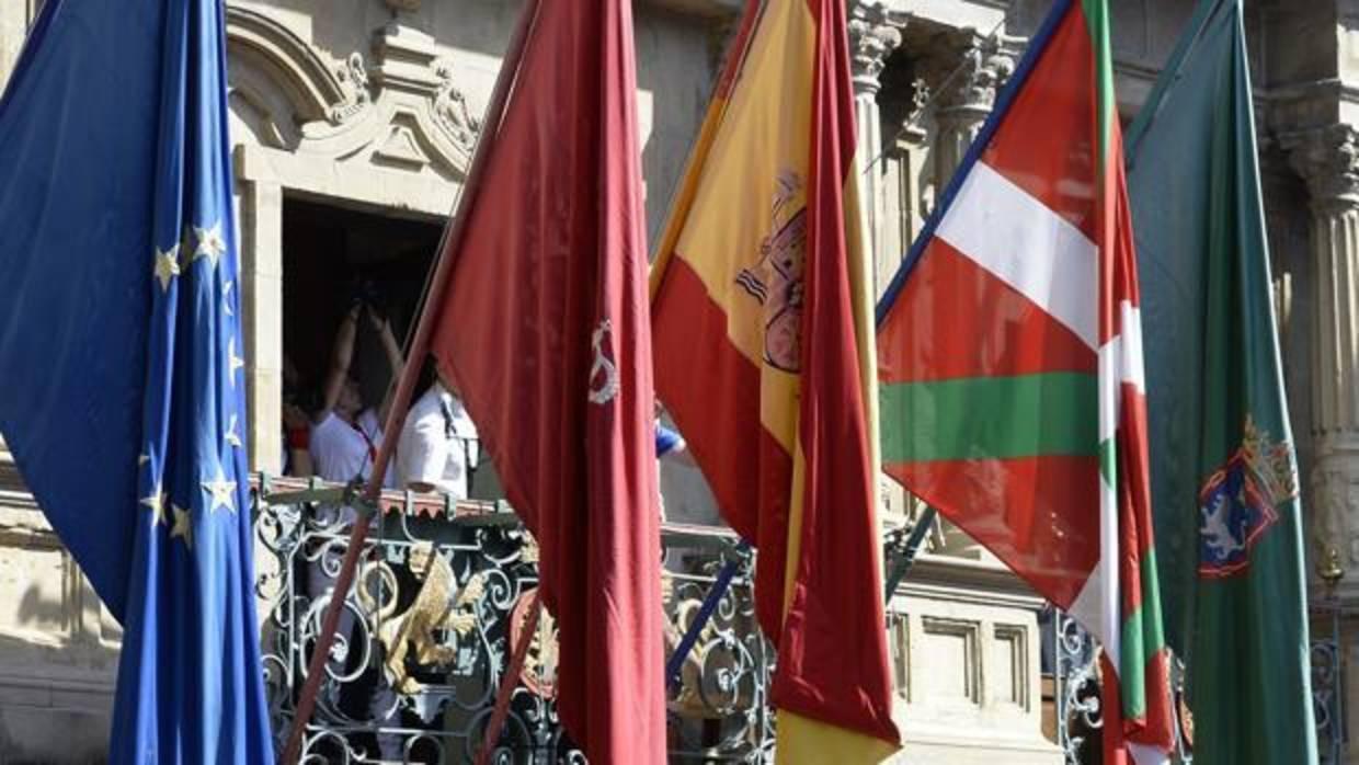 La ikurriña, en el balcón del Ayuntamiento de Pamplona durante el Chupinazo de San Fermín de 2015