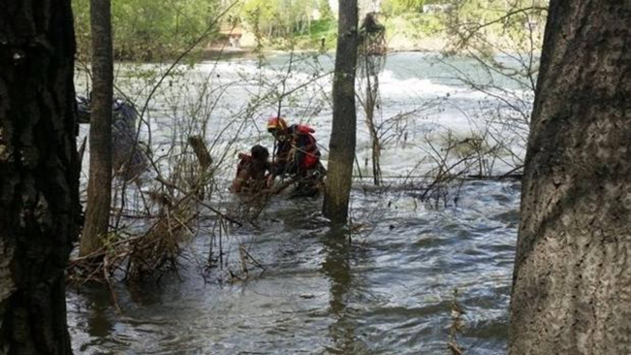 Los niños pudieron sobrevivir gracias a que consiguieron agarrarse a una rama