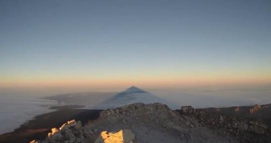 Sombra del Teide al amanecer