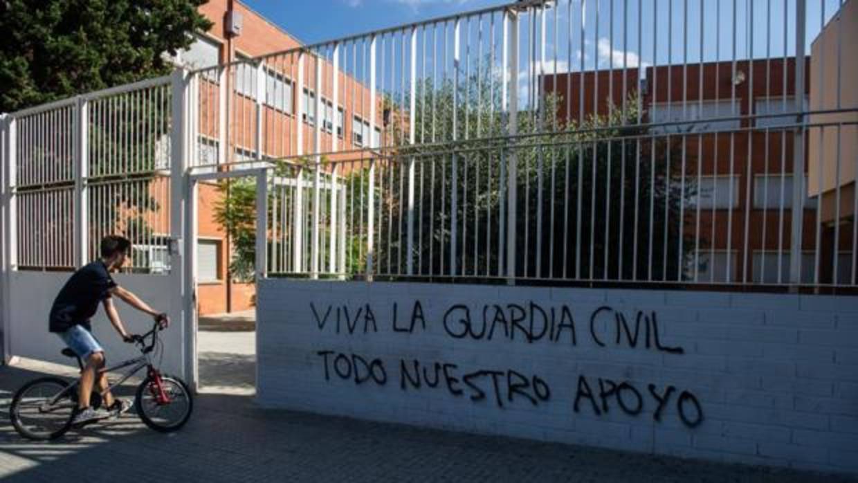 Pintada de apoyo a la Guardia Civil en las puertas del IES El Palau de Sant Andreu